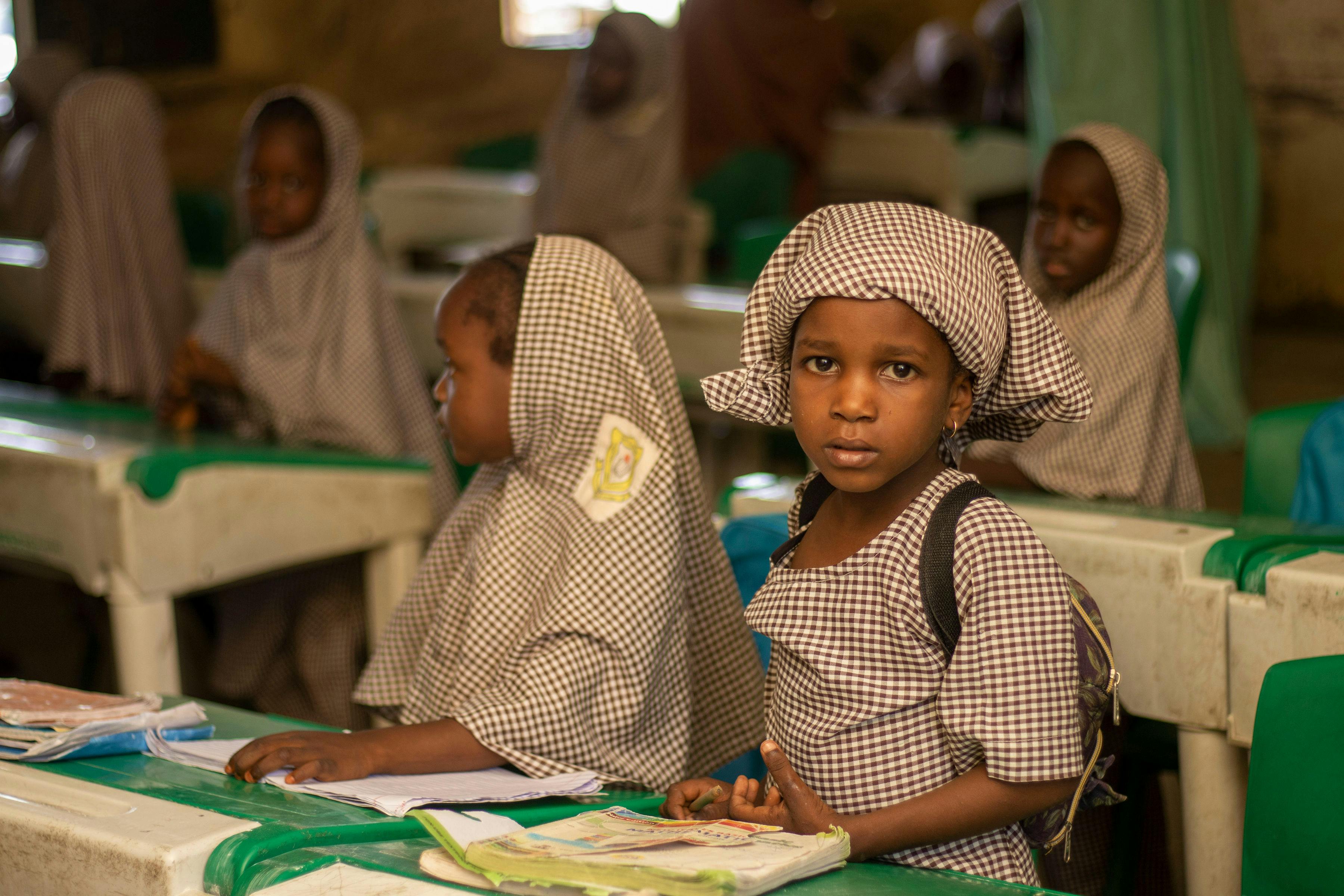 Enseignante lisant avec des élèves