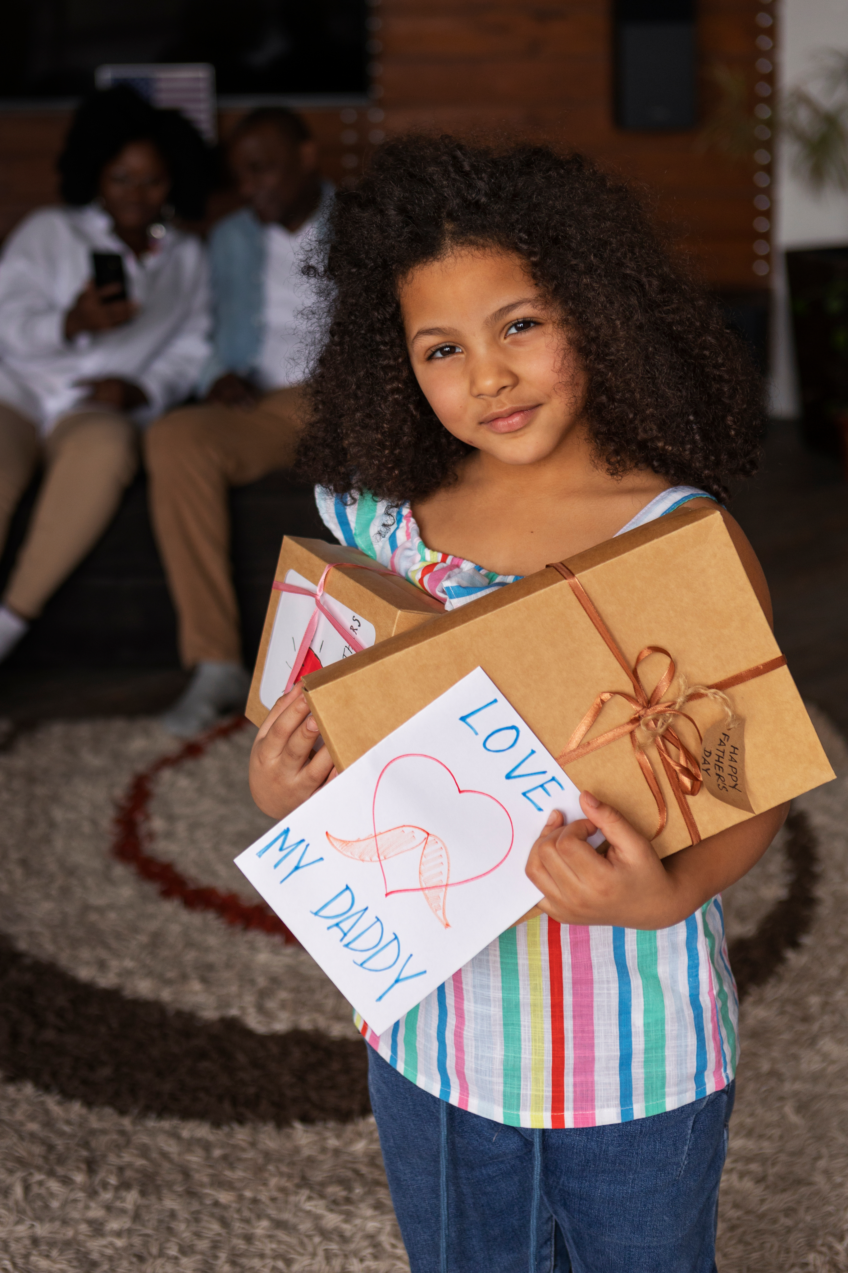 Enfant portant des cadeaux